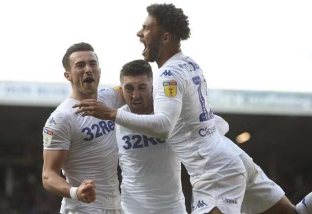Leeds Utd tro lai Premier League sau 16 nam vang bong hinh anh