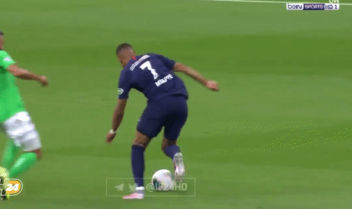 Mbappe bat khoc sau khi bi doi thu vao bong triet ha hinh anh