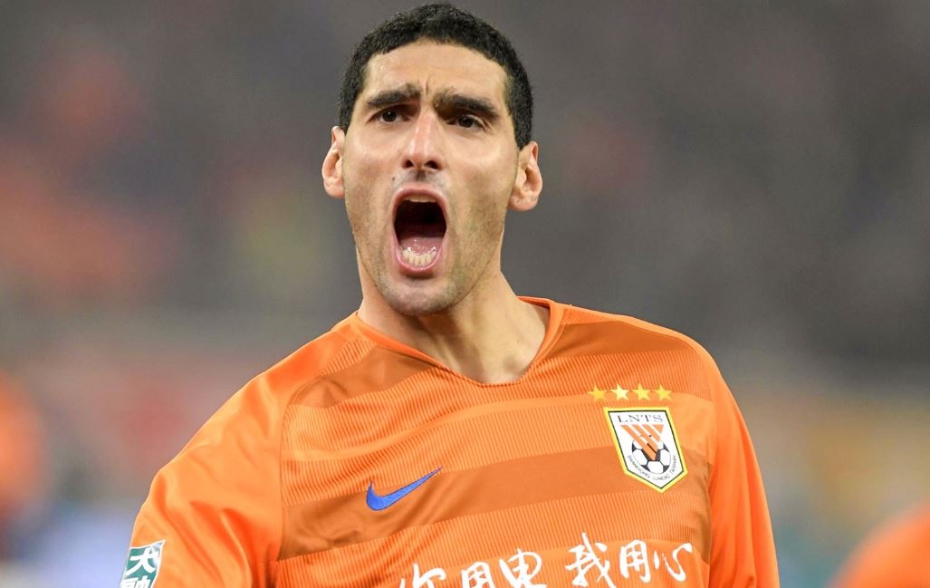 Fellaini lap hat-trick trong 7 phut khien HLV doi thu ngan ngam hinh anh