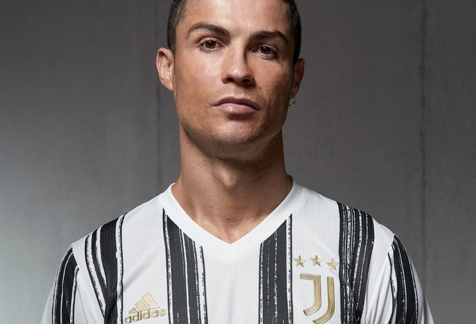 Ronaldo mac ao soc ngua van moi cua Juventus hinh anh