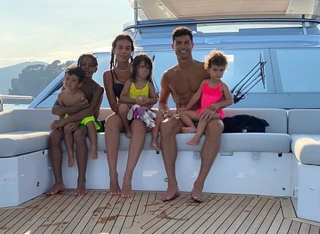 Ronaldo mua xe hiem anh 7