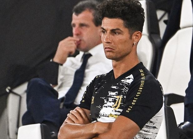 Ronaldo ngan ngam nhin Juventus thua 1-3 trong ngay nang cup hinh anh