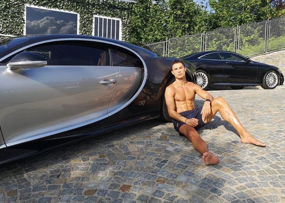 Ronaldo khoe sieu xe anh 1