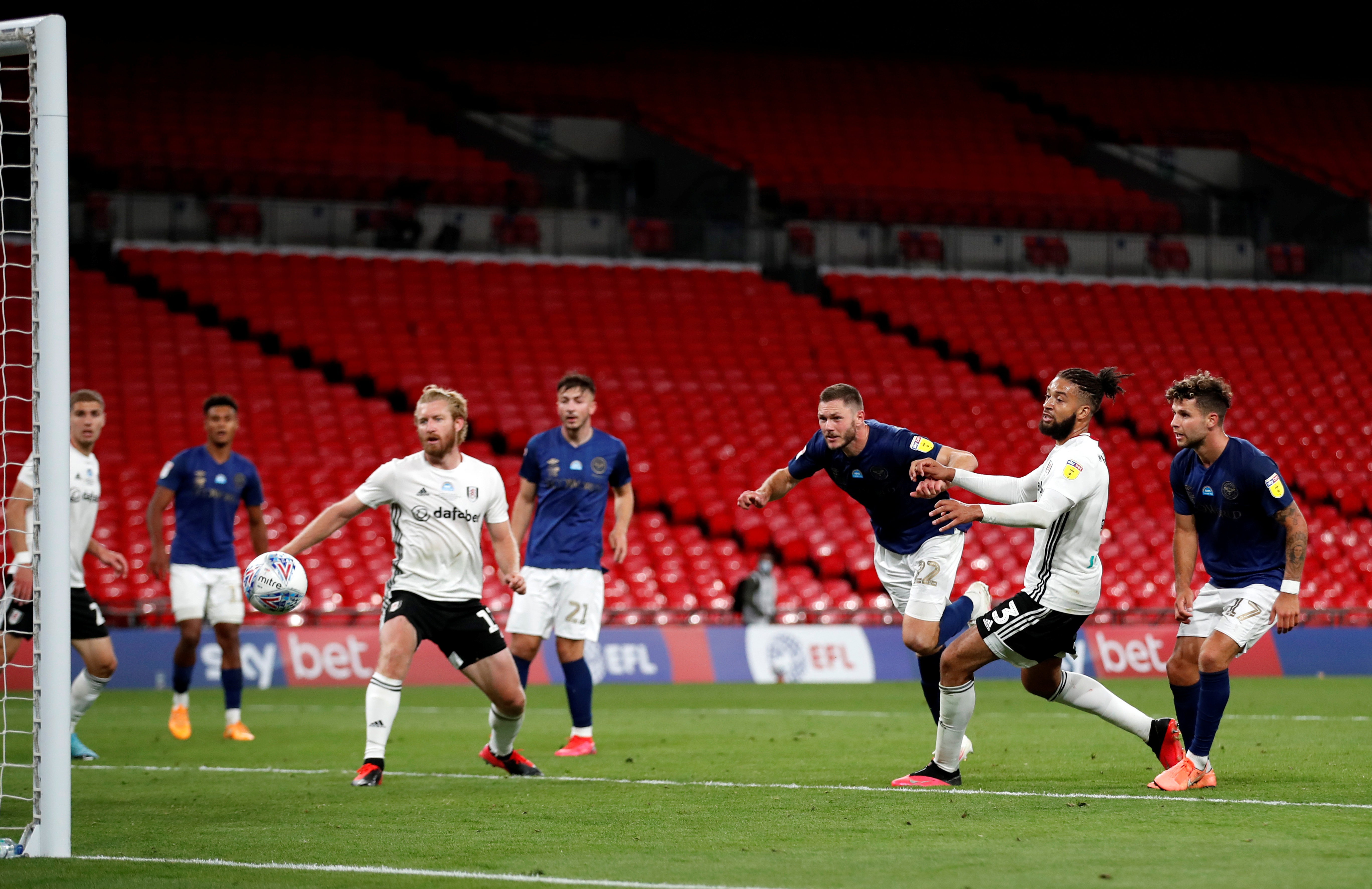 Fulham thang hang Premier League anh 4