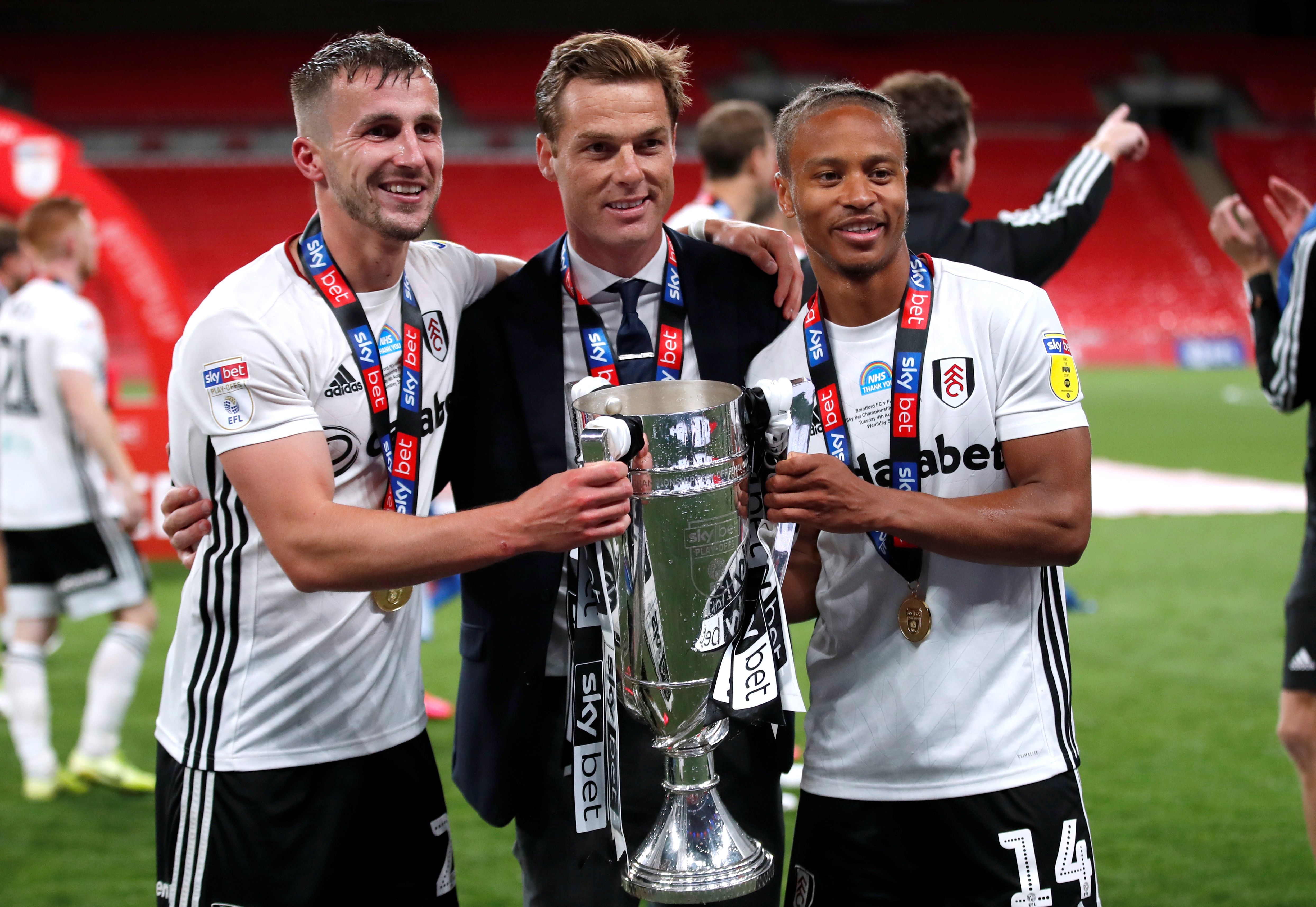 Fulham thang hang Premier League anh 7