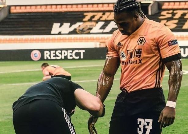 Sao Premier League boi dau giua tran de ngan doi thu theo kem hinh anh