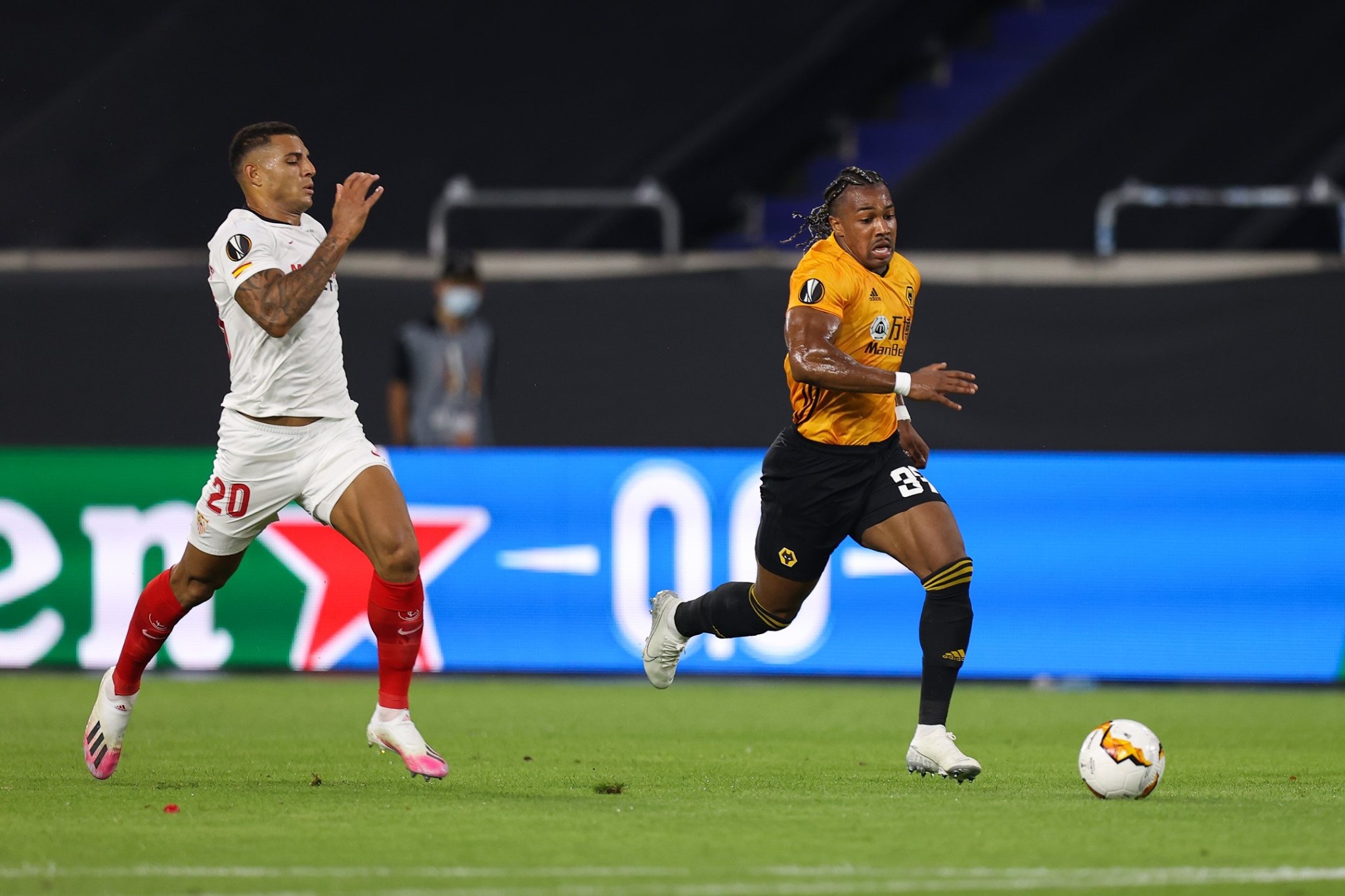 Adama Traore boi dau vao tay anh 1