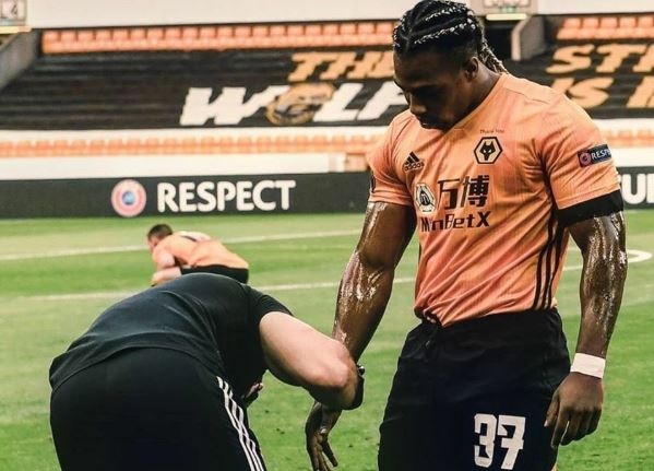 Hai hau ve Sevilla bat luc truoc cau thu boi dau vao tay hinh anh