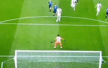 Mbappe ngo ngang truoc pha bo lo cua Neymar hinh anh