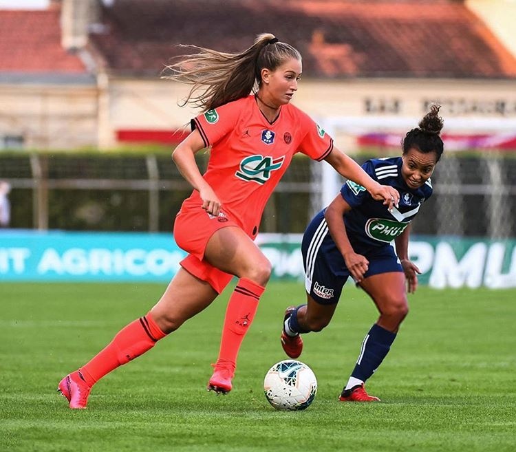 ban gai Alphonso Davies anh 3