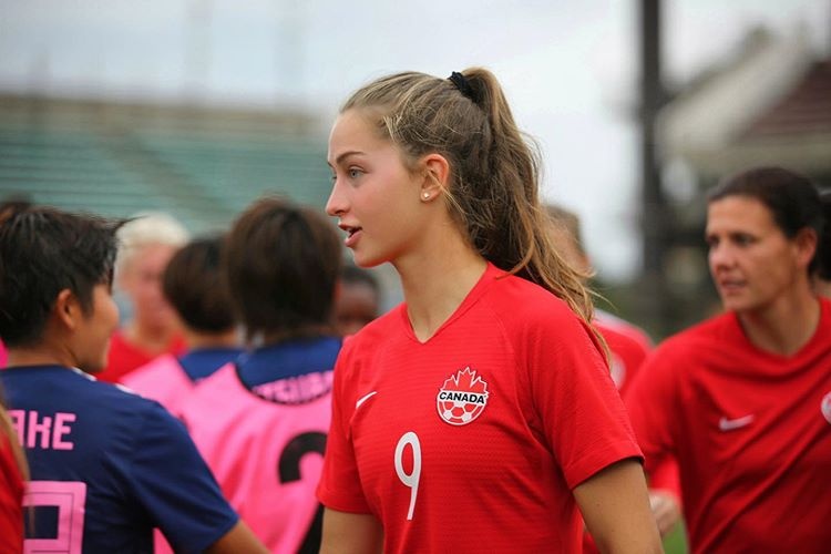 ban gai Alphonso Davies anh 6