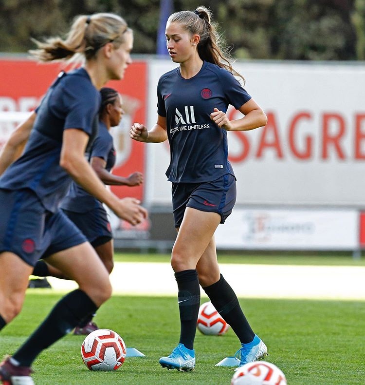 ban gai Alphonso Davies anh 4