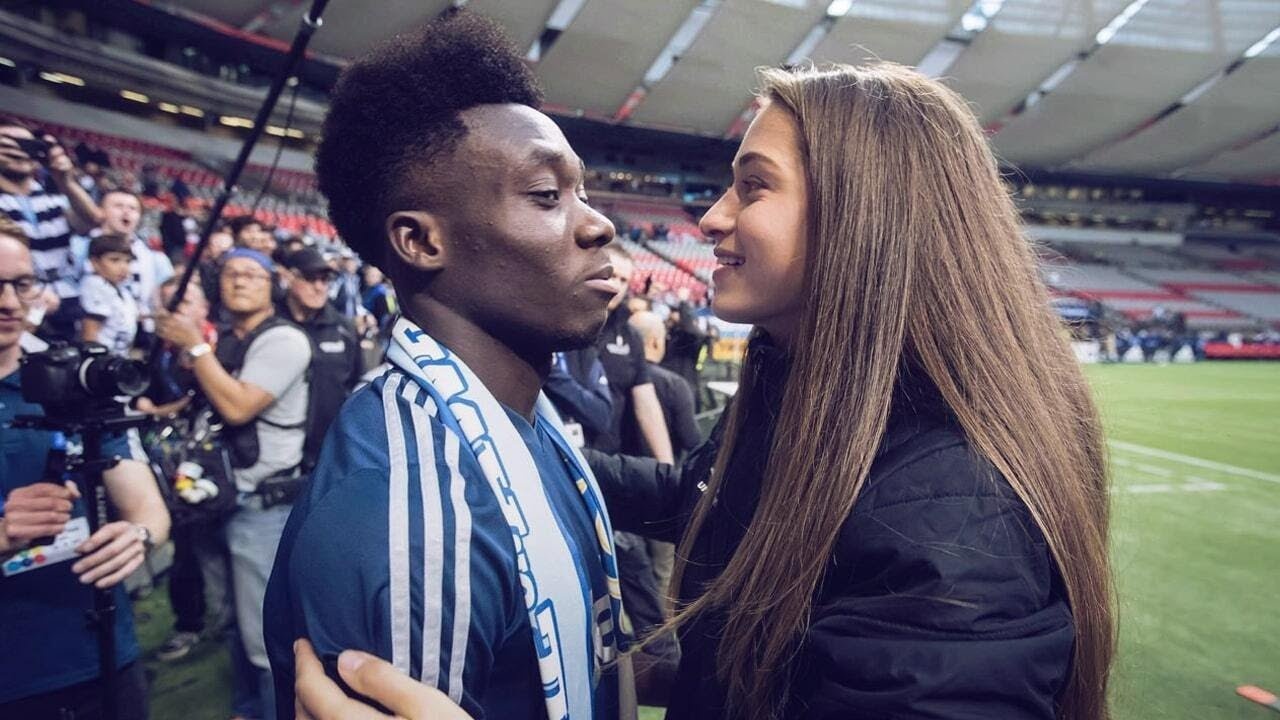 ban gai Alphonso Davies anh 5