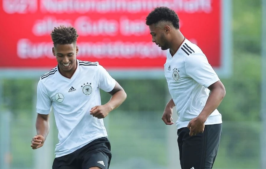 Gnabry yeu 2 nguoi mau anh 12