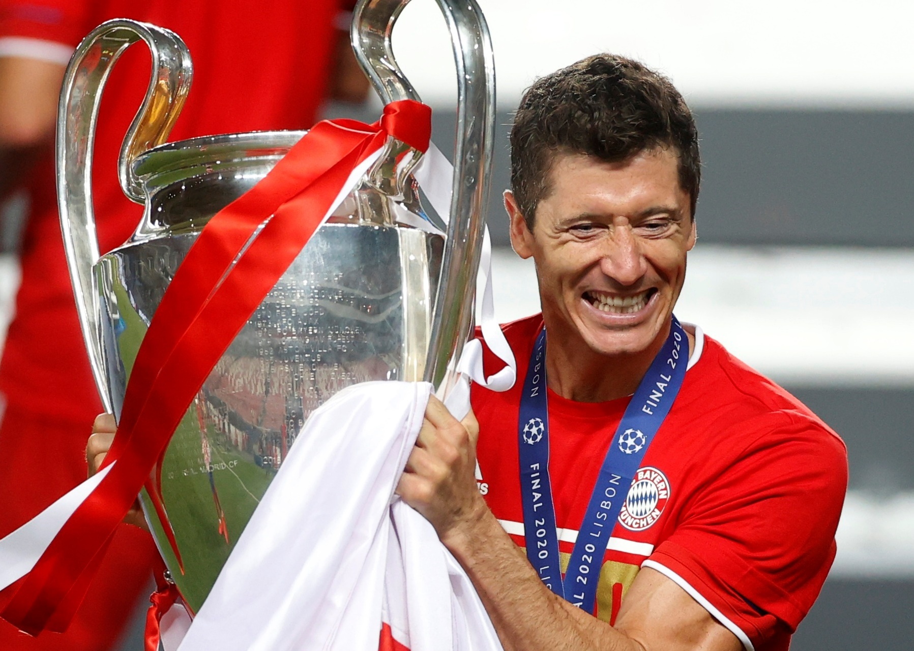 Nghi thuc phun voi rong don Bayern Munich tro ve hinh anh