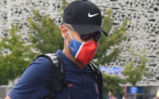 Neymar bit kin mat trong ngay tro ve Paris hinh anh