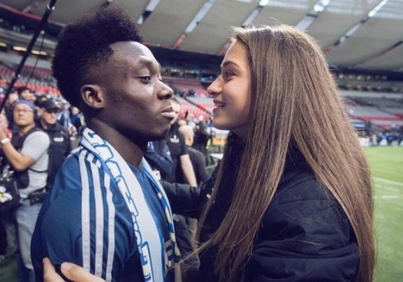 Alphonso Davies tan do ban gai sau mot cau hoi hinh anh