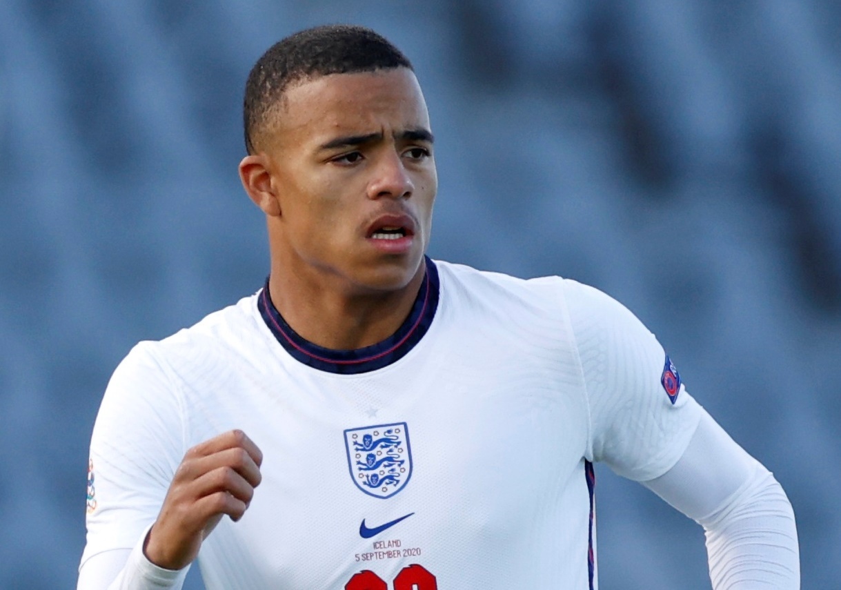 Greenwood dua hai co gai vao khach san cua tuyen Anh hinh anh