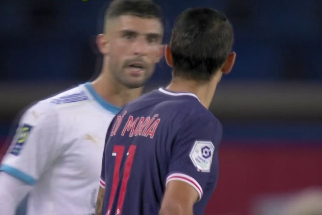 Di Maria nho nuoc bot vao mat doi thu hinh anh