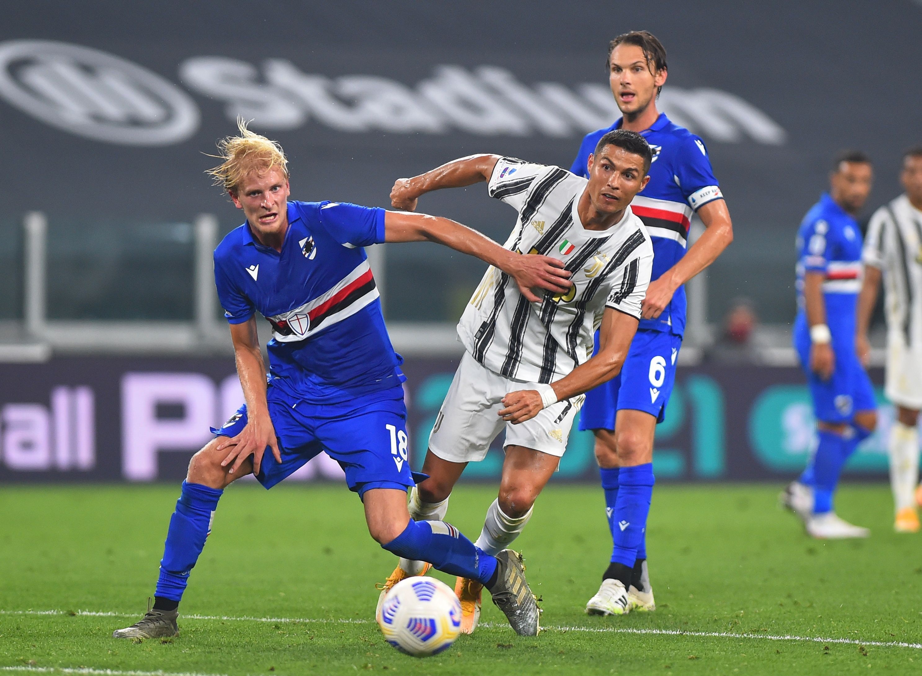 Ronaldo ghi ban trong tran thang 3-0 cua Juventus hinh anh