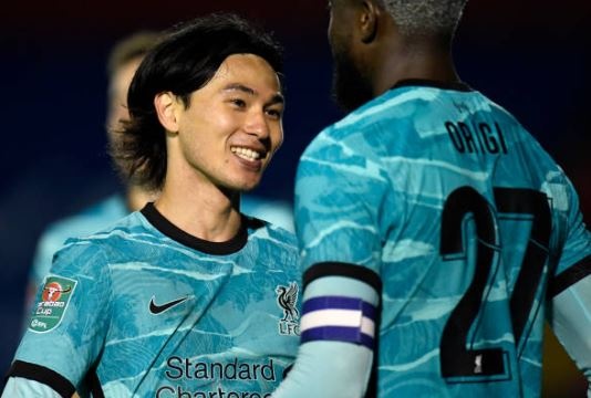 Minamino lap cu dup trong tran thang 7-2 cua Liverpool hinh anh