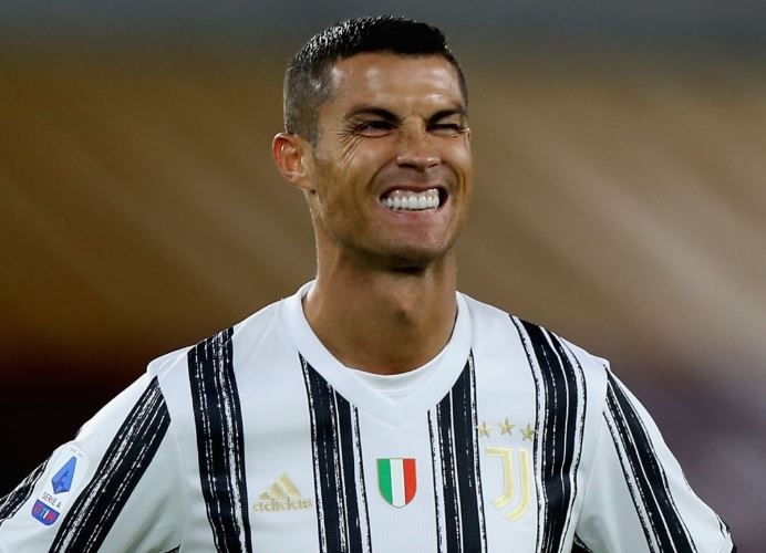 Ronaldo lap cu dup giup Juventus thoat thua Roma hinh anh