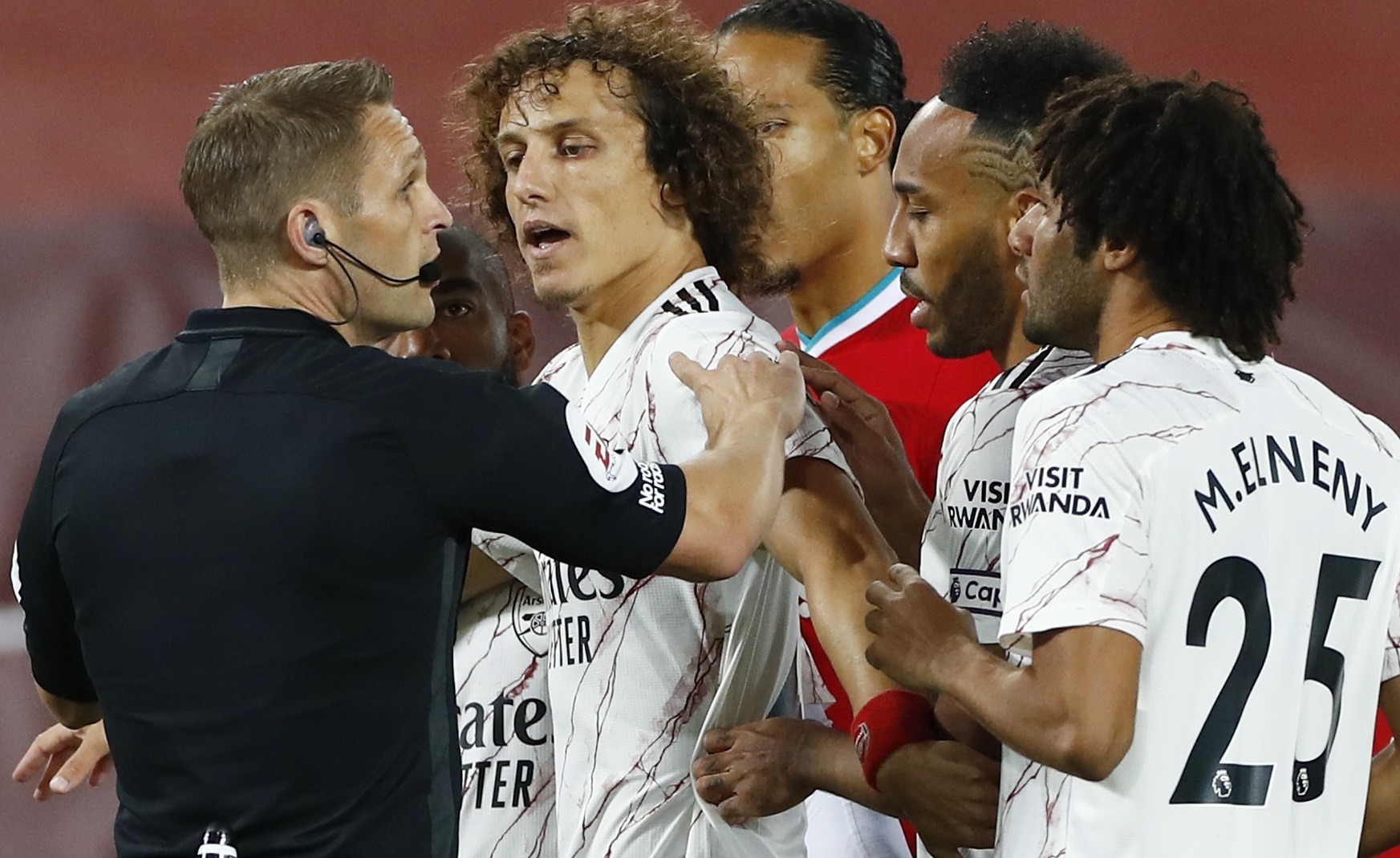 Trong tai Pawson bi nghi la fan Arsenal hinh anh