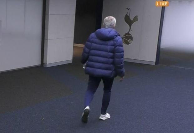 HLV Mourinho mat binh tinh khi hoc tro di ve sinh qua lau hinh anh