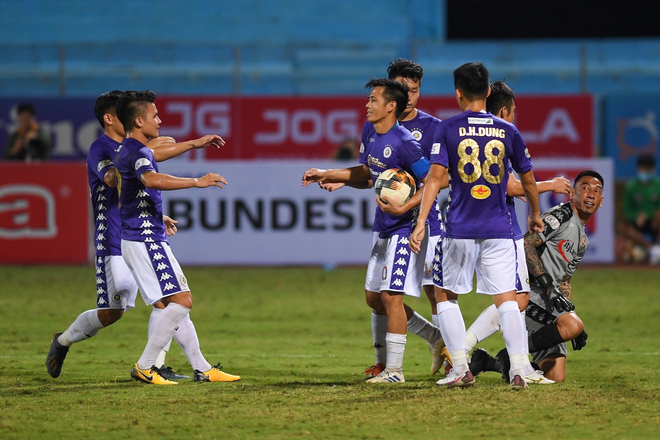 CLB Ha Noi vs CLB TP.HCM anh 1