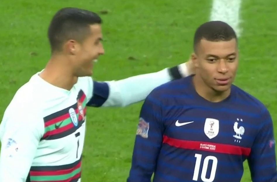 Mbappe cuoi khi bi Ronaldo treu choc hinh anh