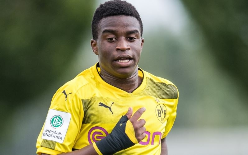 Dortmund dang ky tien dao 15 tuoi cho Champions League hinh anh