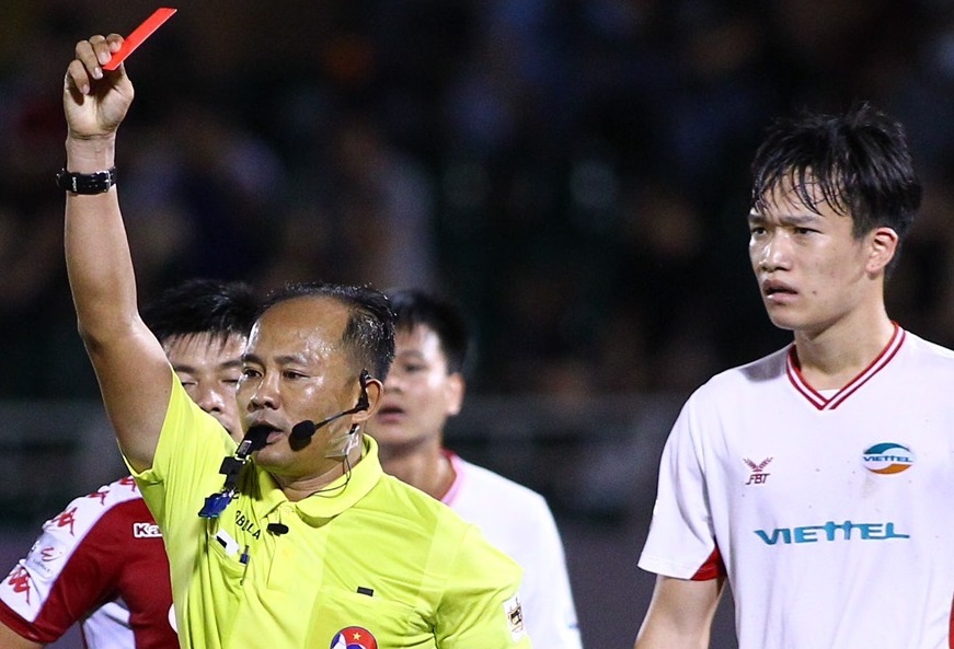 Khac Ngoc bi trong tai rut nham the do hinh anh