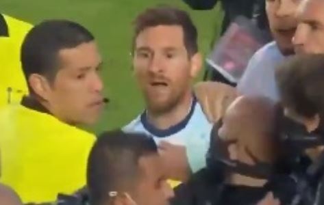 Messi to tieng voi HLV doi thu sau tran thang hinh anh