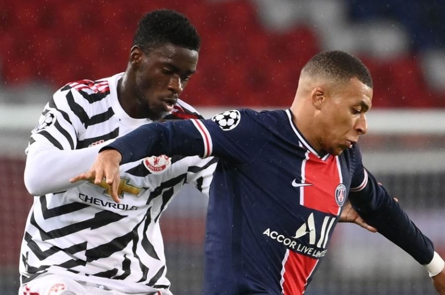 Hau ve cua MU khien Mbappe im tieng hinh anh