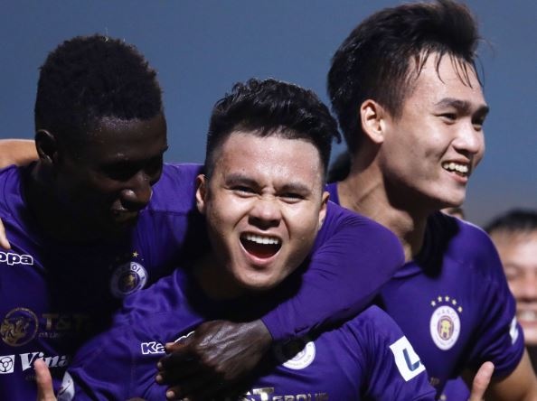 Quang Hai toa sang dua CLB Ha Noi len dau bang hinh anh