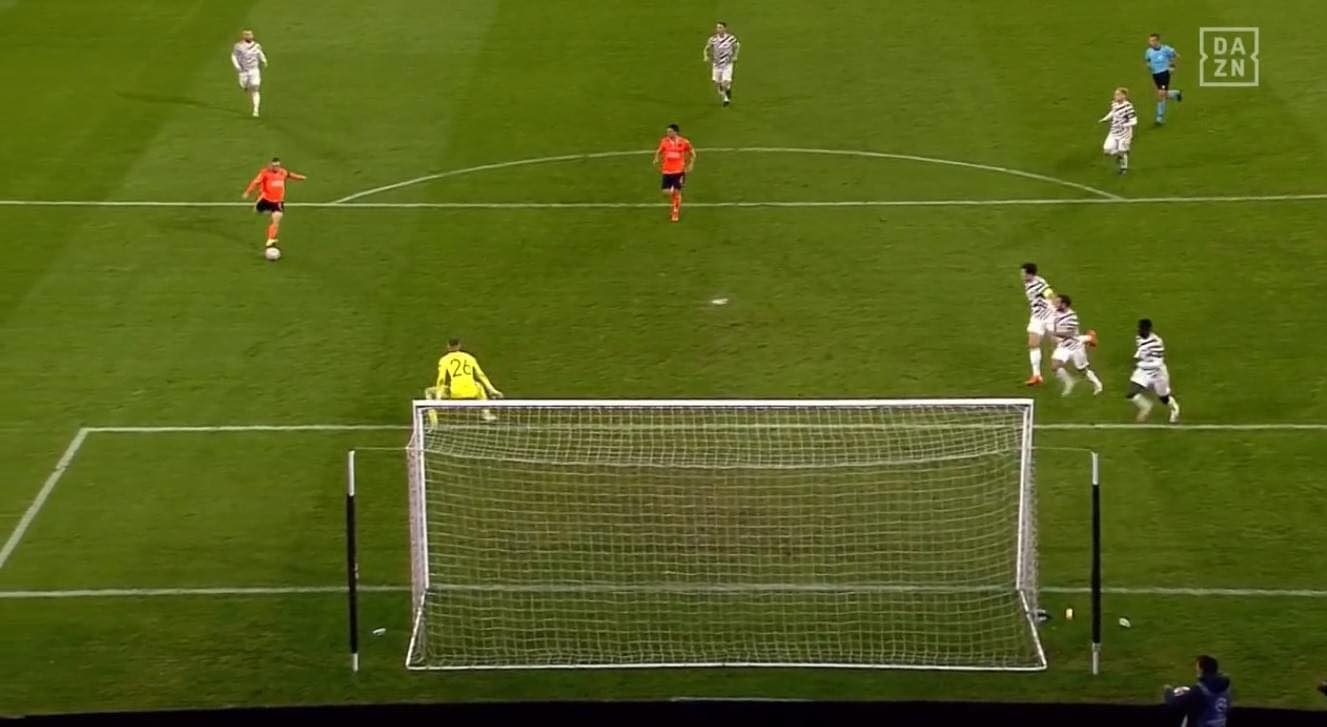 Demba Ba bo bong loai Maguire anh 1