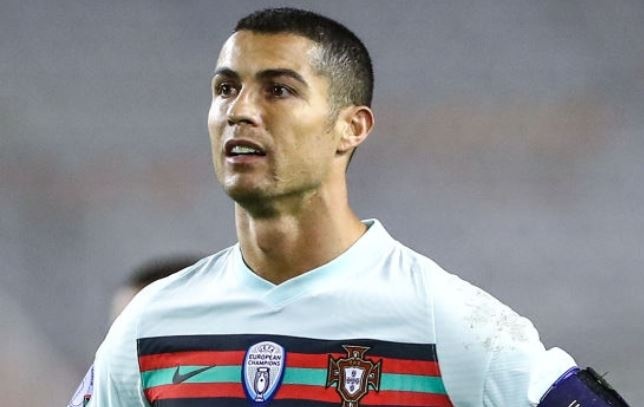 Ronaldo bi che nhao sau khi thanh cuu vuong UEFA Nations League hinh anh
