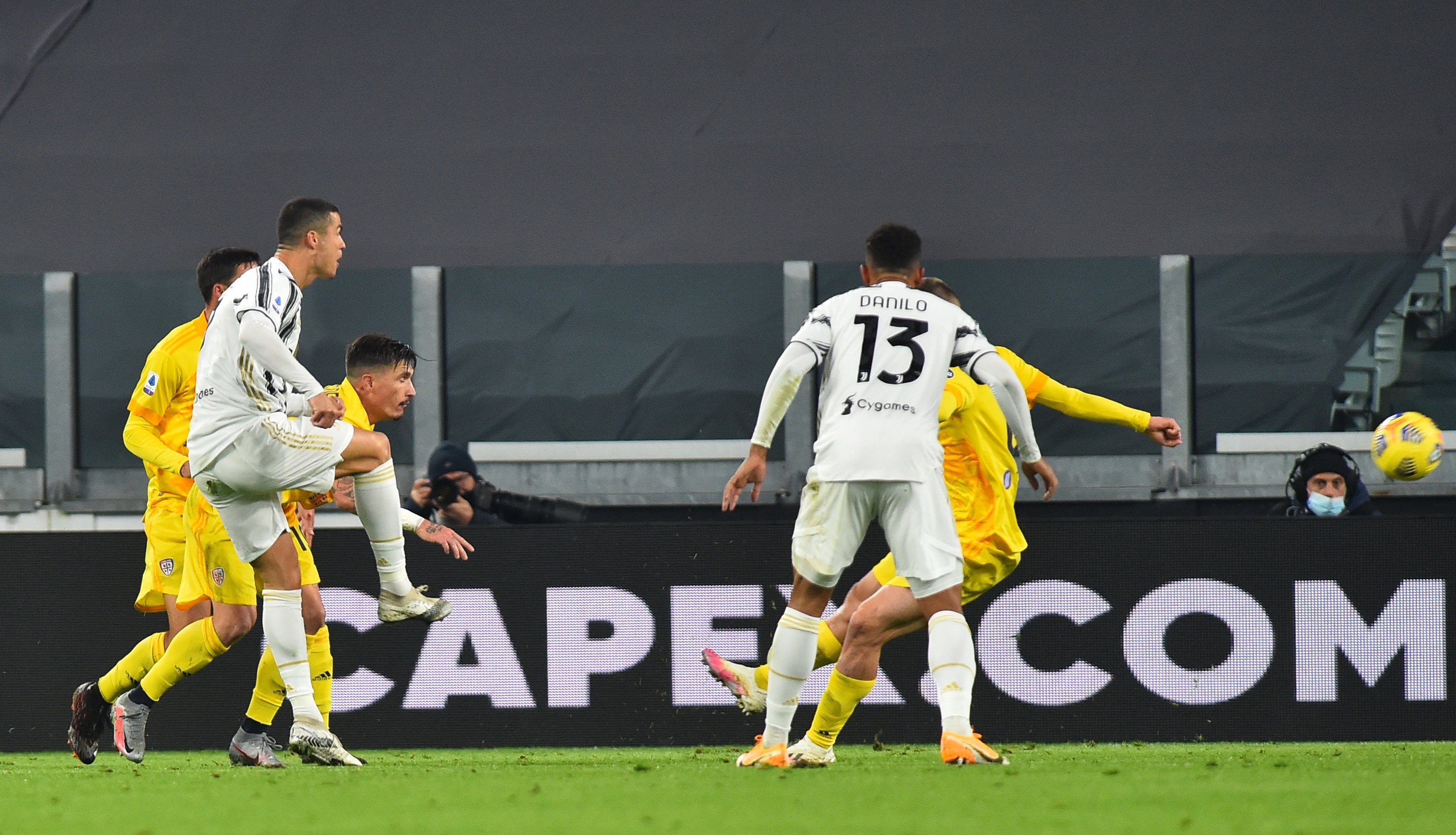 Ronaldo toa sang anh 4