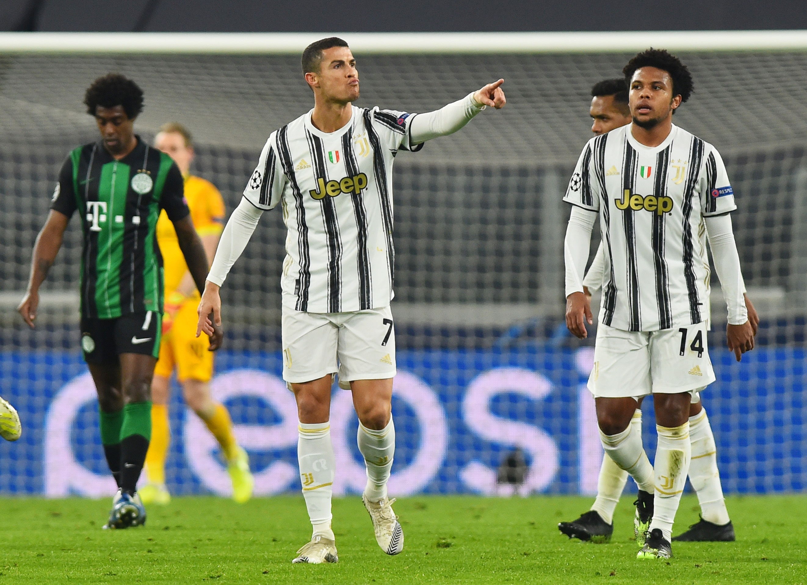 Myrto Uzuni doi ao voi Ronaldo anh 6