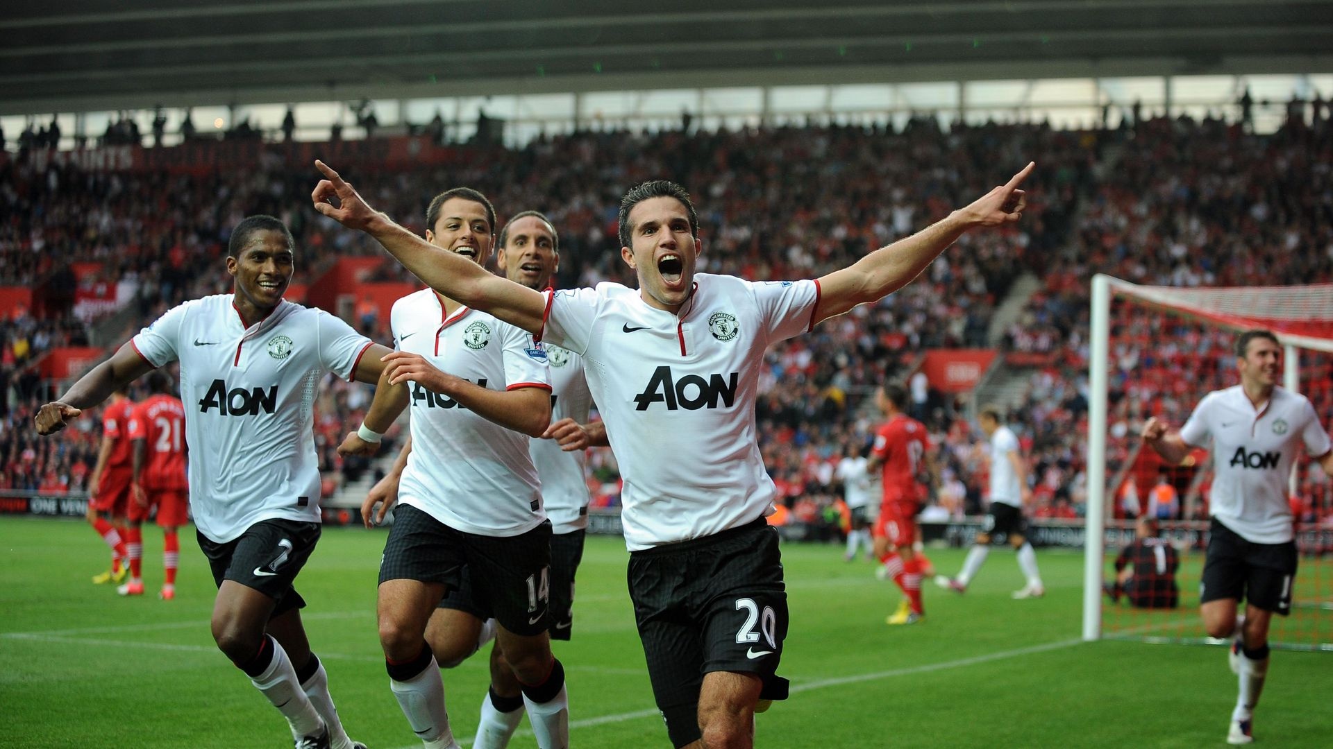 Cavani tai lap thanh tich cua Van Nistelrooy anh 4