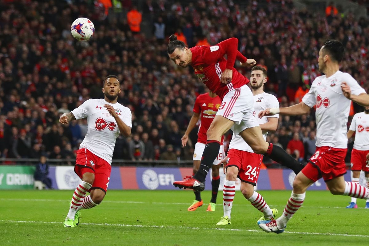 Cavani tai lap thanh tich cua Van Nistelrooy anh 5