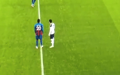 Son theo kem Benteke khi tran dau chua bat dau hinh anh