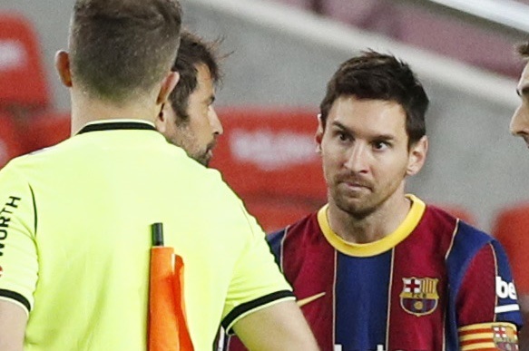 Messi noi nong vi bi trong tai can da di chuyen hinh anh