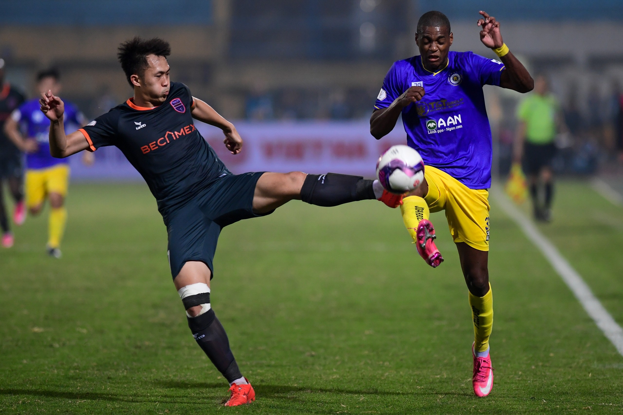 CLB Ha Noi dau Binh Duong anh 2