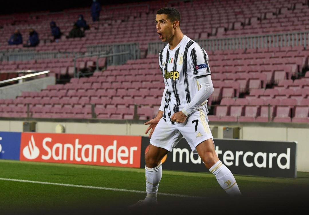 Ronaldo tao cot moc moi anh 4