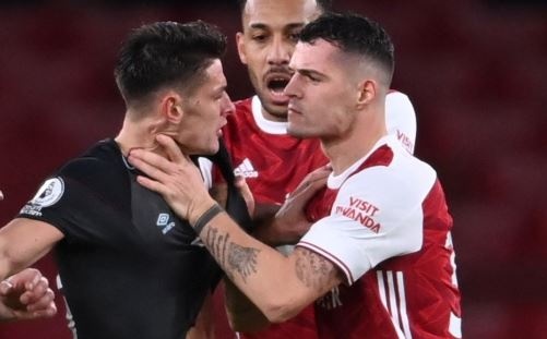 'Henry tat TV khi thay Xhaka lam doi truong Arsenal' hinh anh