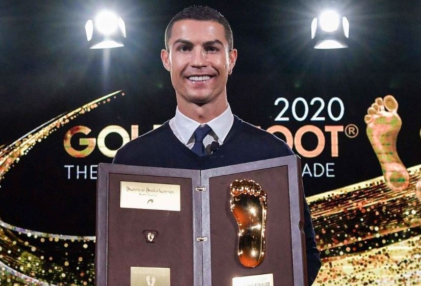 Ronaldo khoe danh hieu ca nhan moi nhat hinh anh