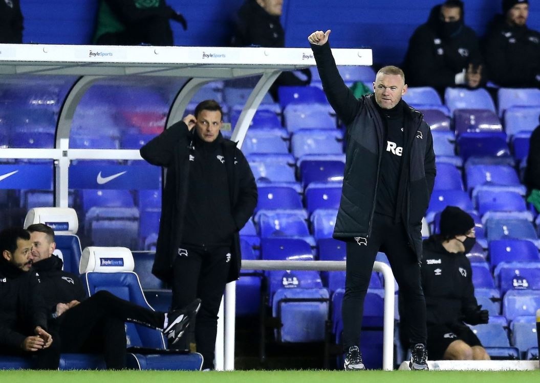 HLV Rooney dua Derby thoat khoi nhom 'cam den do' anh 1