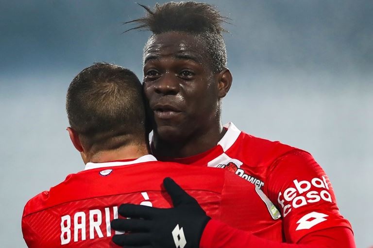 Balotelli chi can 4 phut de ghi ban cho CLB moi hinh anh