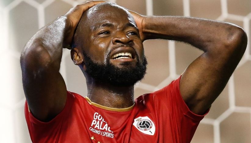 Cau thu mac ao cua kinh dich de doi ra di hinh anh